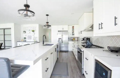 Bobcaygeon House | Lakebreeze Estate, 5 Bedrm, 3 Bath Lux Lakehousen