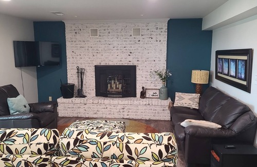 The Lakes House | Lakefront: 2-7p, Hot Tub+ Fireplace + Kayaks + Pool Table + Ice Fishing