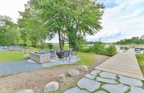 Centre Hastings Cottage | Lakefront 2BR Cottage with Firepit and Large Dock