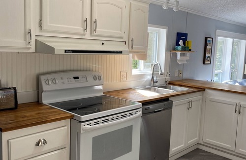 Manitoulin District Cottage | Lakefront 3-bedroom family friendly cottage on Lake Kagawong
