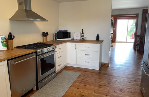 Dashwood Cottage | LAKEFRONT Beach House - Private Beach