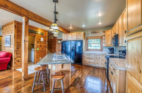 Bemidji House | Lakefront-Beach-Pool-Hot Tub-Resort Amenities-Resort amenities included