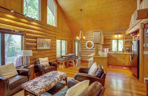 New London Cabin | Lakefront Cabin Retreat, 2-Acre Lot w/Deck!