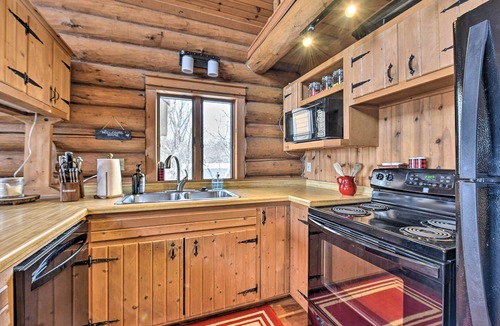 New London Cabin | Lakefront Cabin Retreat, 2-Acre Lot w/Deck!