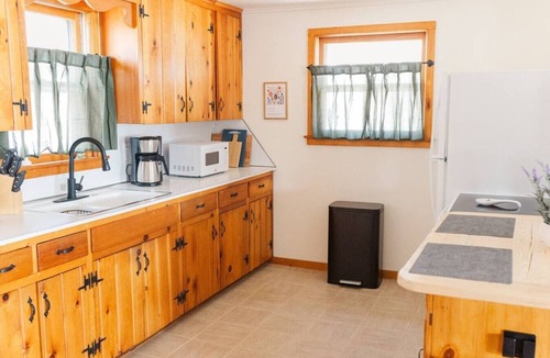 Bethlehem Village Cottage | Lakefront Charming Cottage Retreat