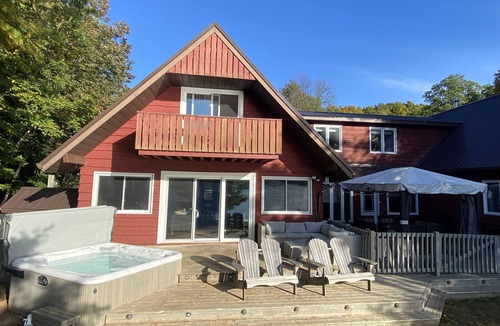 Leeds and the Thousand Islands Cottage | Lakefront, colourful sunsets, hot tub, arcade. Year round fun and relaxation.
