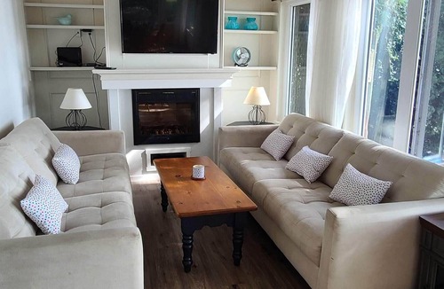 Selkirk Cottage | Lakefront Cottage - Erie Breeze - 3 bedroom, WIFI