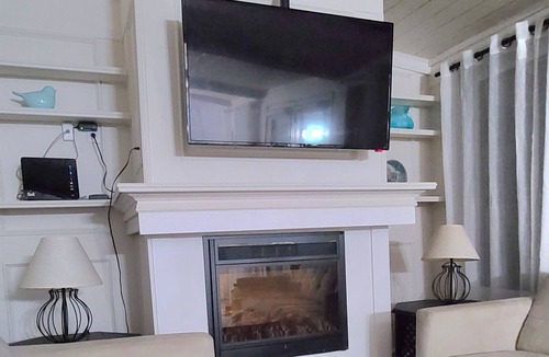 Selkirk Cottage | Lakefront cottage - Erie Breeze w/wifi & sat.tv.