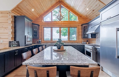 Bobcaygeon Cottage | Lakefront cottage golf area BBQ pool table