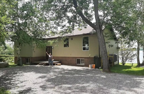 Selwyn Cottage | Lakefront cottage on Upper Chemong lake-4 seasons
