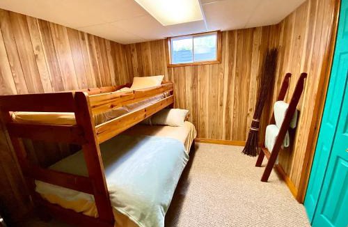 Lambton Shores House | Lakefront Cottage w Grand Cabin Room
