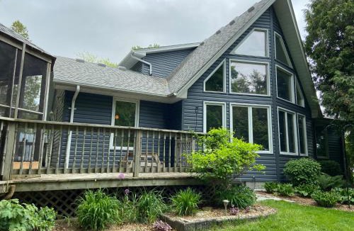 Lambton Shores House | Lakefront Cottage w Grand Cabin Room