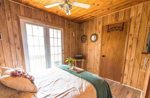 Douro-Dummer Cottage | Lakefront Cottage with Cozy Cabin Appeal