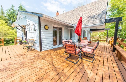 Douro-Dummer Cottage | Lakefront Cottage with Cozy Cabin Appeal