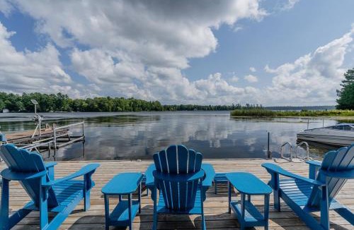 Bobcaygeon House | Lakefront cottage with golf area BBQ pool table