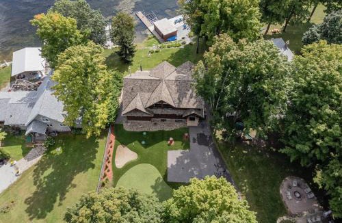 Bobcaygeon House | Lakefront cottage with golf area BBQ pool table