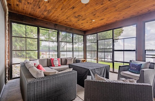 Bobcaygeon Apartment | Lakefront cottage with golf area BBQ pool table