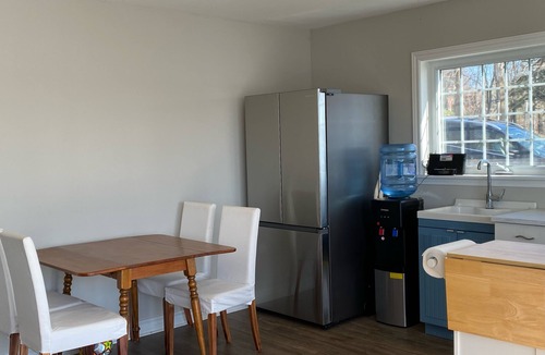 Cobden Cottage | Lakefront Getaway – Swim, relax, and unwind by the water