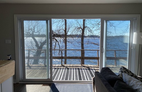 Cobden Cottage | Lakefront Getaway – Swim, relax, and unwind by the water