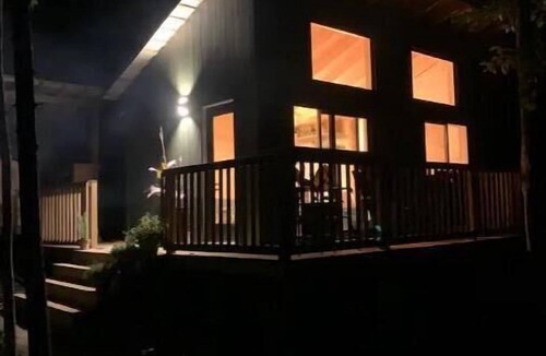 Temagami House | Lakefront Getaway with Open Air kitchen & Movies