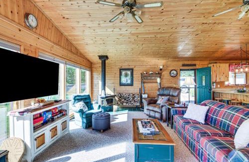 Hackensack House | Lakefront Hackensack Cabin with Patio and Grill!