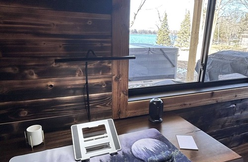 Crosby Cabin | Lakefront Luxe: Rustic-Chic Guesthouse with Hot Tub & Paddle Boards