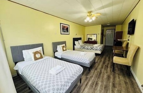Port Stanton Hotel | lakefront nature lodge room pet friendly #9