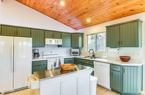 Lake Shore Cabin | Lakefront Nisswa Home w/Deck & Screened Porch