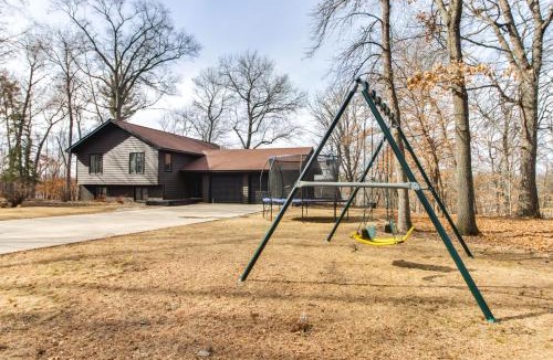 Lake Shore House | Lakefront Nisswa Home with Deck and Screened Porch