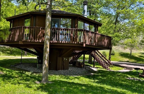 Puposky Cabin | Lakefront Octagon Treehouse - Fisherman's Paradise