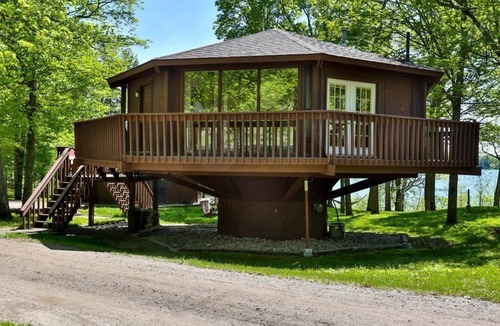 Puposky Cabin | Lakefront Octagon Treehouse - Fisherman's Paradise