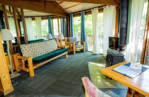 Puposky Cabin | Lakefront Octagon Treehouse - Fisherman's Paradise