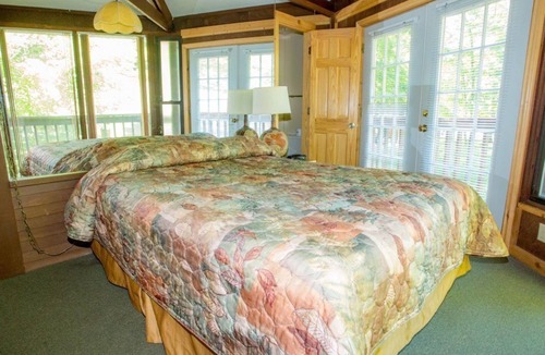 Puposky Cabin | Lakefront Octagon Treehouse - Fisherman's Paradise