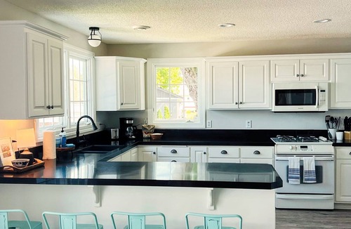 Lindstrom Cottage | Lakefront Retreat 40 minutes from the Cities!