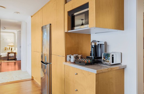 Scugog House | Lakefront Retreat with Sauna, Fireplace & Parking