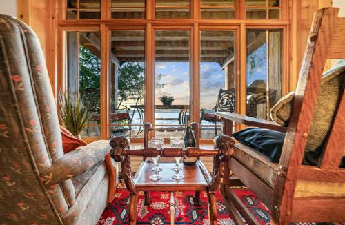 Scugog House | Lakefront Retreat with Sauna, Fireplace & Parking