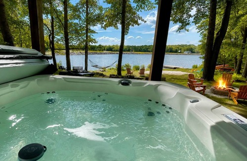 Pocono Lake House | Lakefront 🛶 Spa ♨️ Firepit 🔥 Boating 🚣‍♂️ Game Rm 🎮 Fishing 🎣 Sunsets 🌅