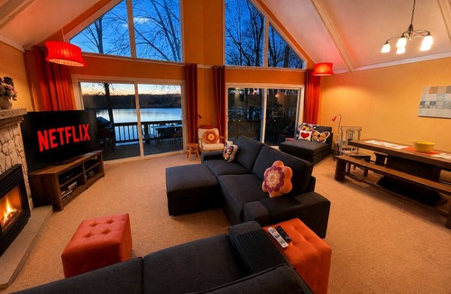 Pocono Lake House | Lakefront 🛶 Spa ♨️ Firepit 🔥 Boating 🚣‍♂️ Game Rm 🎮 Fishing 🎣 Sunsets 🌅