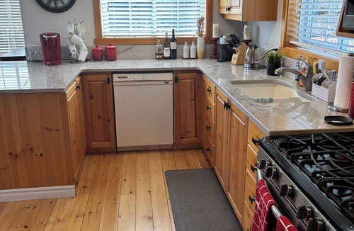L'Amable Cottage | Lakehouse on beautiful Tait Lake in the wonderful town of Bancroft.