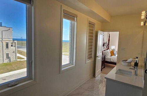 Clarington Villa | Lakehouse with Rooftop View - Long-Term Only