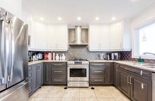 Grimsby House | Lakehouse with Spectacular View + Pool and 5 Bedrooms close to Niagara Falls