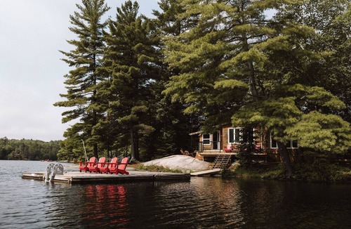 Irondale Cottage | LakeKabin - Lakefront Private Cottage on premium lake | HotTub,Kayaks,Canoe,BBQ