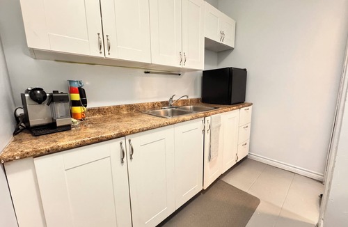 Port Credit Apartment | Lakeshore Full Apartment - Steps to Bars & Fun in Port Credit