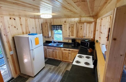 Ray Cabin | Lakeside 2 Bedroom Otter Cabin on Kab