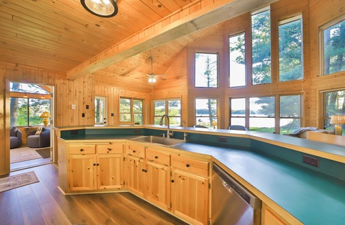 Pequot Lakes Cabin | Lakeside 7 Acre Cabin by Nisswa! Private Tennis Court and 200+ ft Sandy Shore!