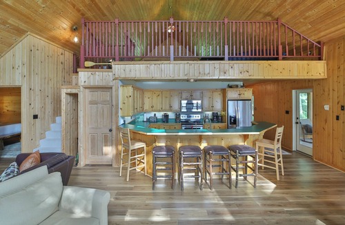 Pequot Lakes Cabin | Lakeside 7 Acre Cabin by Nisswa! Private Tennis Court and 200+ ft Sandy Shore!