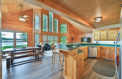 Pequot Lakes Cabin | Lakeside 7 Acre Cabin by Nisswa! Private Tennis Court and 200+ ft Sandy Shore!