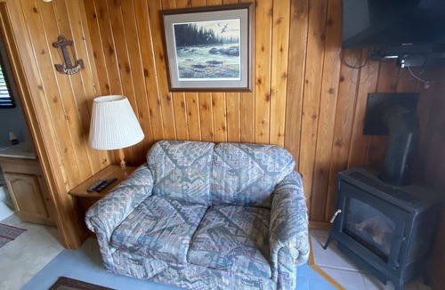 Long Beach Cabin | LAKESIDE CABIN 1 bedroom 1 bath efficiency apartment nice couple getaway cabin 1