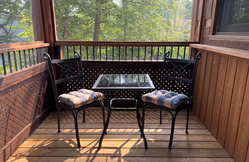 Crowes Landing Cottage | Lakeside, cozy cottage suite, perfect for couple!