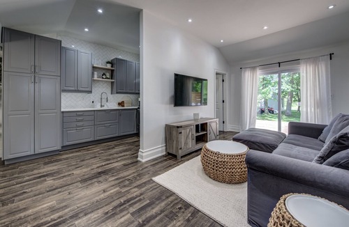 Brechin House | Lakeside Escape 3-Bedroom Bungalow with a Hot Tub